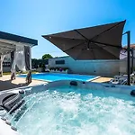 Beauty With Heated Pool And Jacuzzi 칸파나르