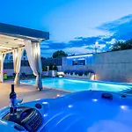Beauty With Heated Pool And Jacuzzi