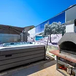 Beauty With Heated Pool And Jacuzzi 빌라 *