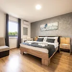 Willa Beauty With Heated Pool And Jacuzzi