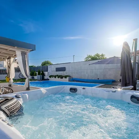 Beauty With Heated Pool And Jacuzzi * Kanfanar