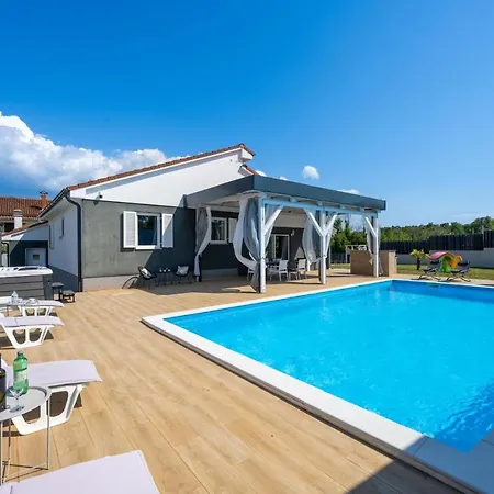 Vila Beauty With Heated Pool And Jacuzzi Kanfanar