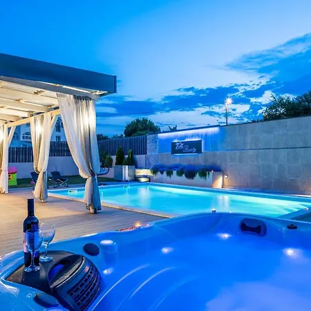 Beauty With Heated Pool And Jacuzzi