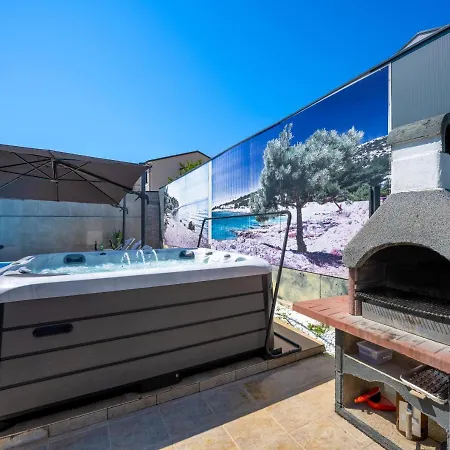 Beauty With Heated Pool And Jacuzzi Vila *