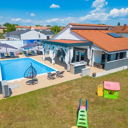 Beauty With Heated Pool And Jacuzzi Vila