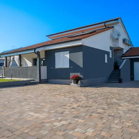 Beauty With Heated Pool And Jacuzzi