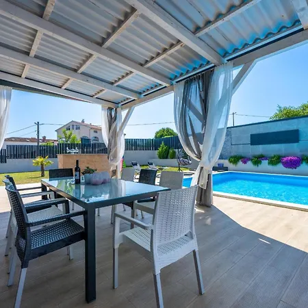 Beauty With Heated Pool And Jacuzzi