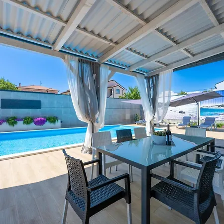 Beauty With Heated Pool And Jacuzzi Villa Kanfanar