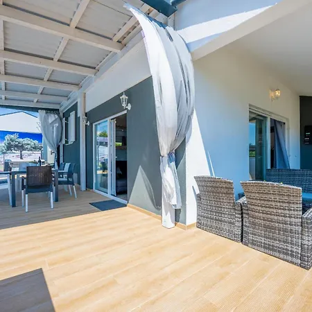 Vila Beauty With Heated Pool And Jacuzzi