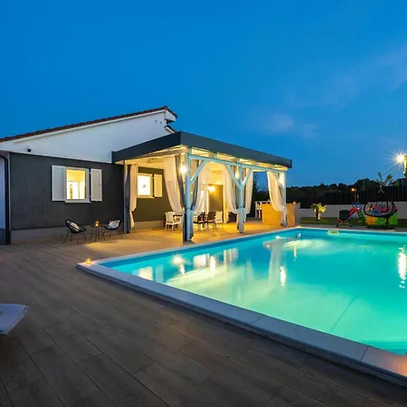 Beauty With Heated Pool And Jacuzzi Willa Kanfanar