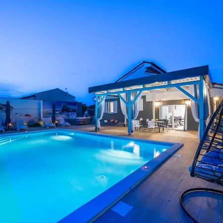 Villa Beauty With Heated Pool And Jacuzzi