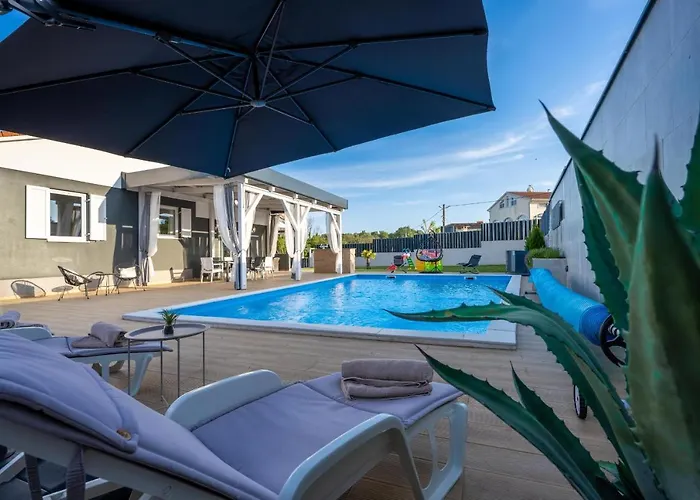 ヴィラ Beauty With Heated Pool And Jacuzzi *