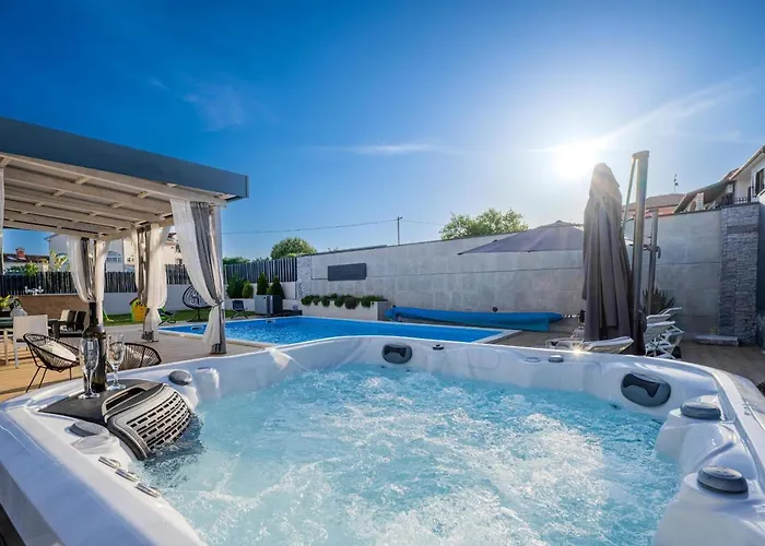 Beauty With Heated Pool And Jacuzzi * カンファナル
