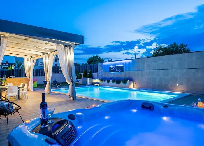 Beauty With Heated Pool And Jacuzzi