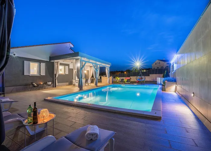 Beauty With Heated Pool And Jacuzzi カンファナル