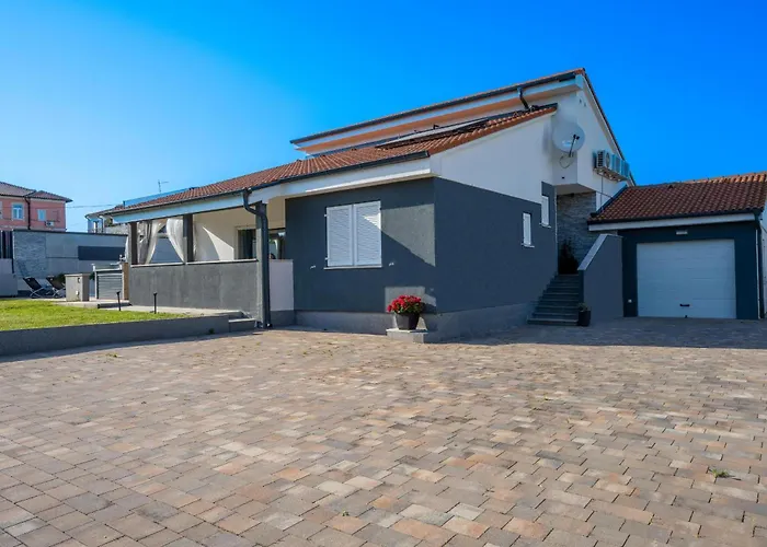 Beauty With Heated Pool And Jacuzzi