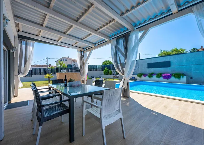 Beauty With Heated Pool And Jacuzzi