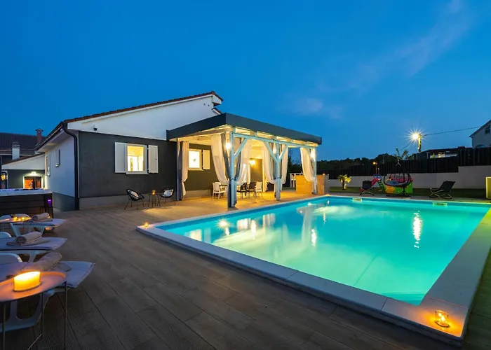 Beauty With Heated Pool And Jacuzzi ヴィラ カンファナル
