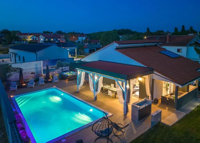 ヴィラ Beauty With Heated Pool And Jacuzzi *