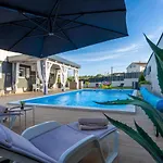 Vila Beauty With Heated Pool And Jacuzzi *
