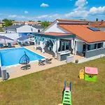 Beauty With Heated Pool And Jacuzzi Vila