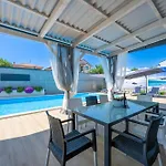 Beauty With Heated Pool And Jacuzzi Vila Kanfanar