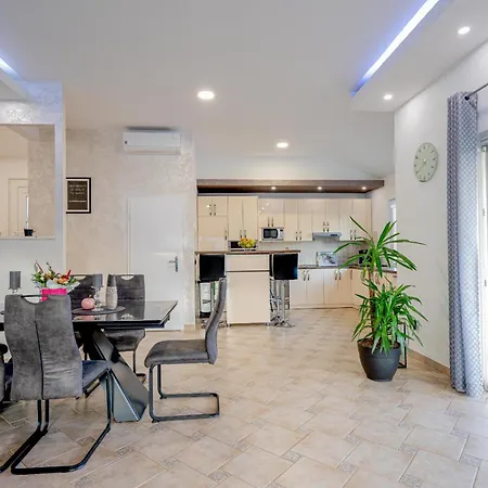Beauty With Heated Pool And Jacuzzi Vila Kanfanar